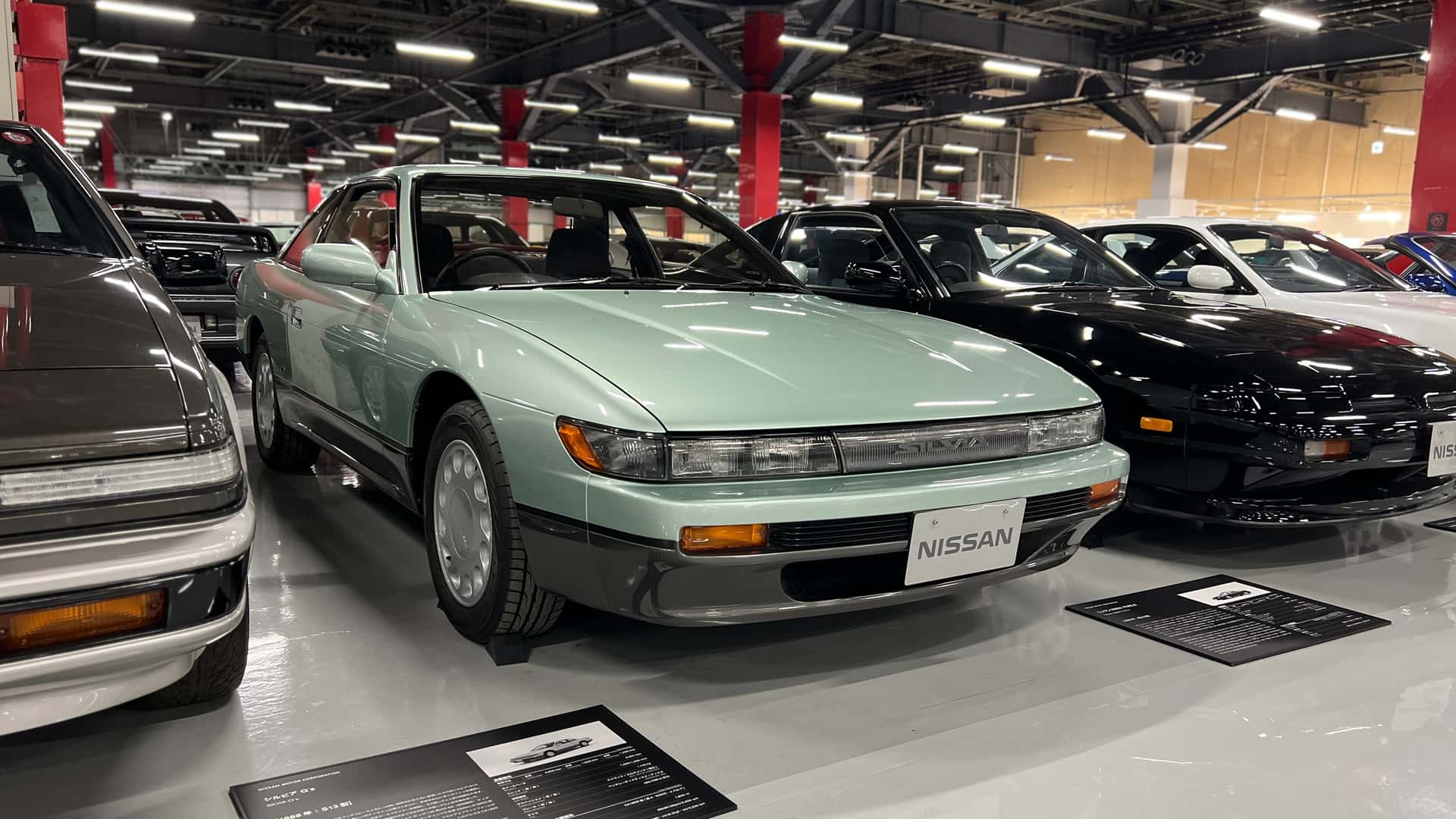 Một chiếc S13 Silvia nằm giữa hai mẫu 180SX
